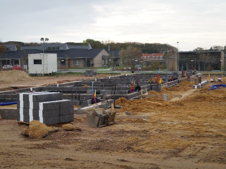 Bygningsafsætning af Satellitten i Ringkøbing byggeplads med fundament og rør