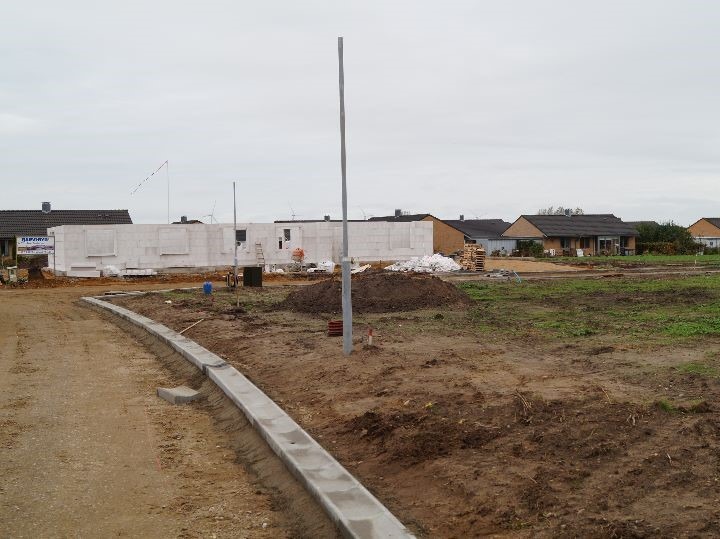 Udstykning af byggegrund Smørblomsten i Ringkøbing med delvist opført hus og ny kantsten