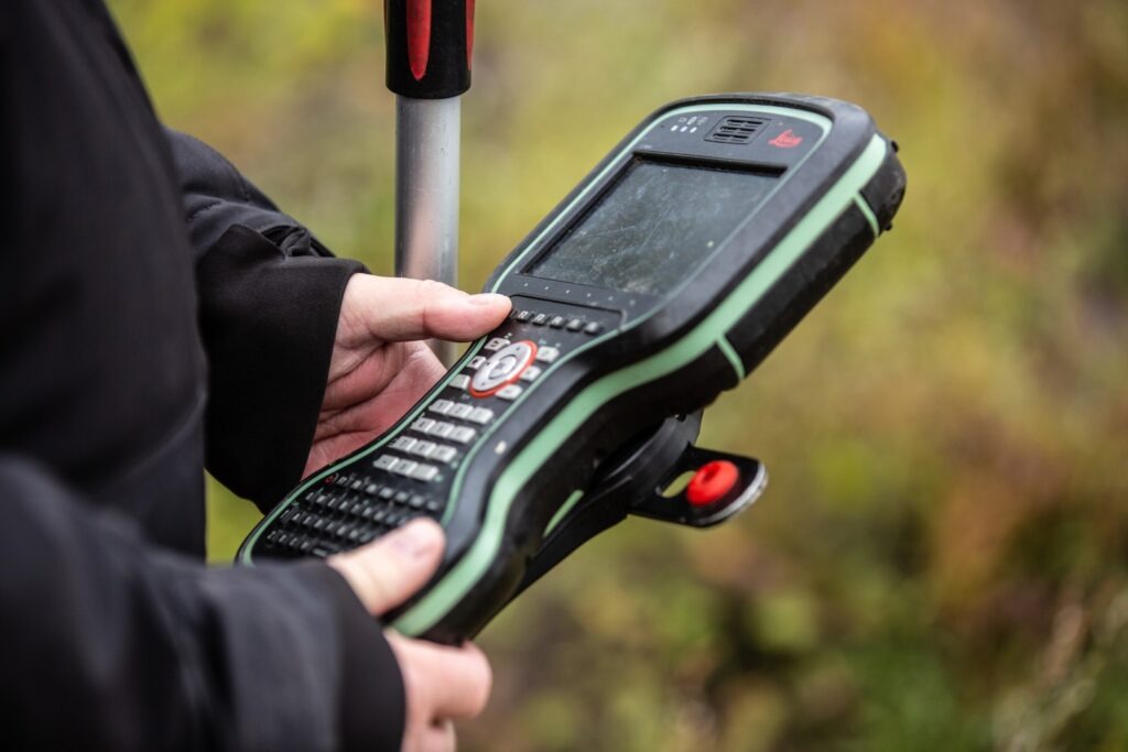 Skelafsætning - landmåler anvender sit instrument til at afsætte skel.