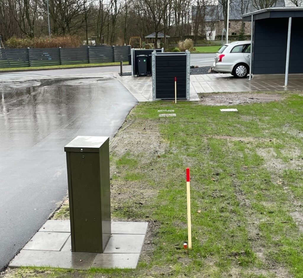 Udstykning af grunde - synlige skelpæle i nybygger område